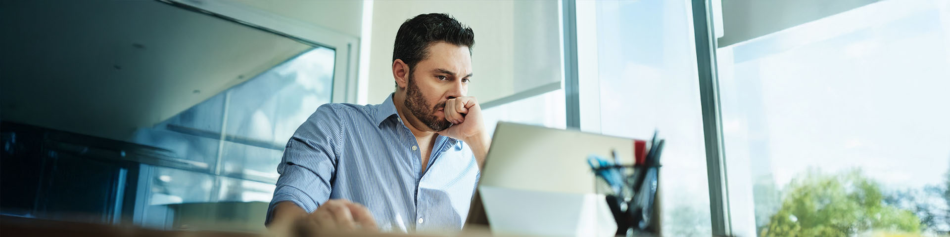 Un homme qui regarde son ordinateur