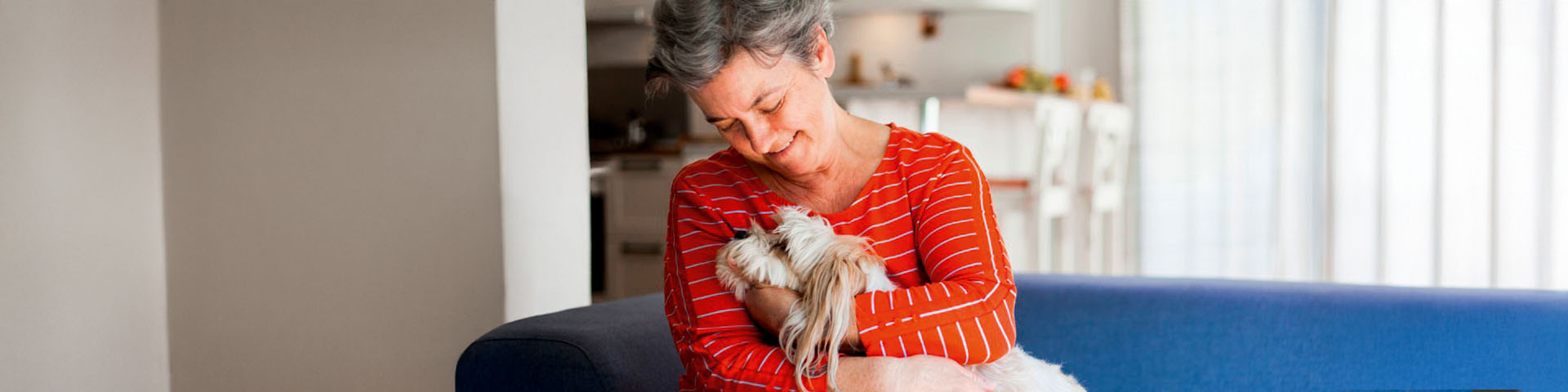 Une femme qui tient son chat