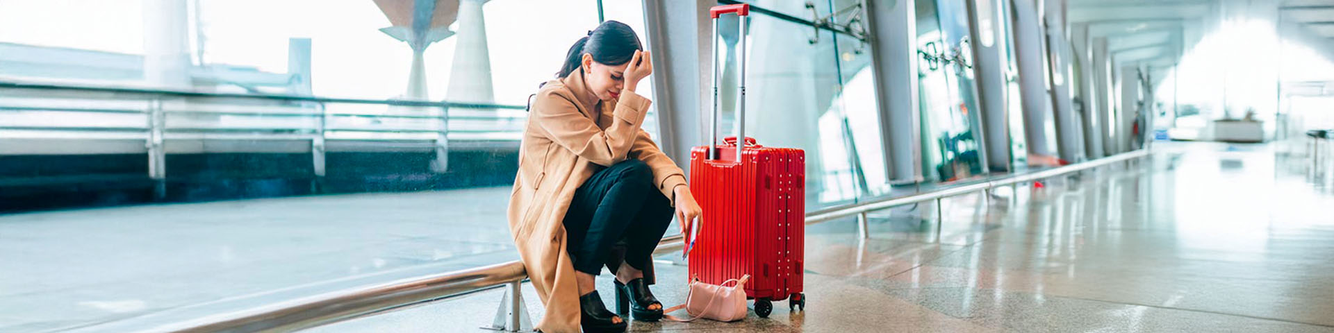 Une femme dans un aéroport