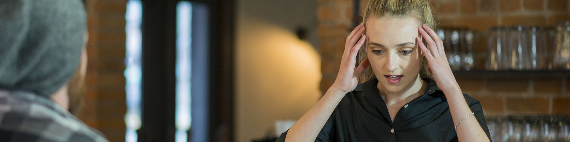 Restauratrice aux prises avec un client mécontent