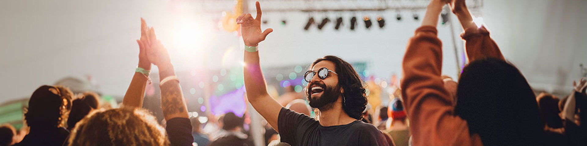 Jeunes en train de danser lors d'un festival de musique