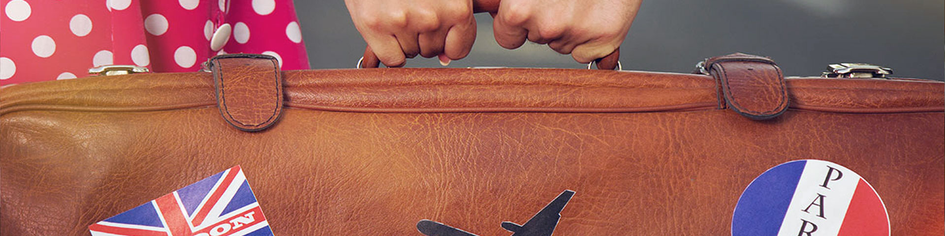 Valise avec deux étiquettes : LONDON et PARIS