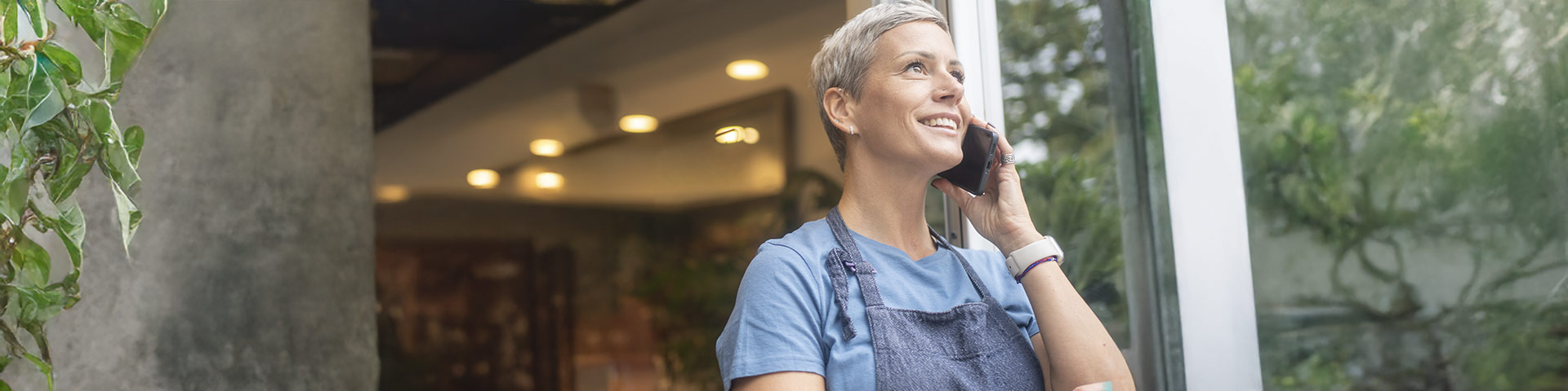 Une commerçante au téléphone