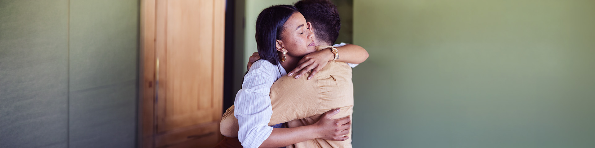 couple qui s'enlace