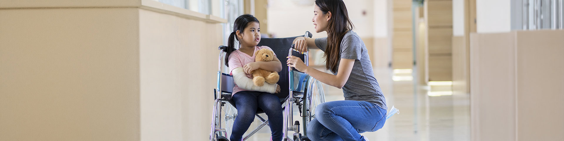 une petite fille en fauteuil roulant avec sa mère