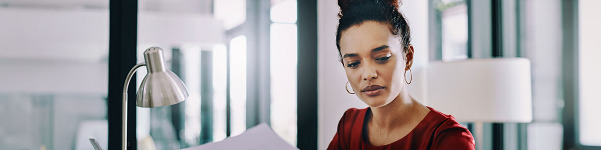 une femme est à son bureau