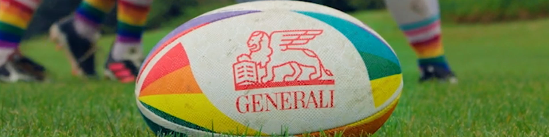 Ballon et joueurs du club de rugby LGBT friendly "Les Coqs Festifs"