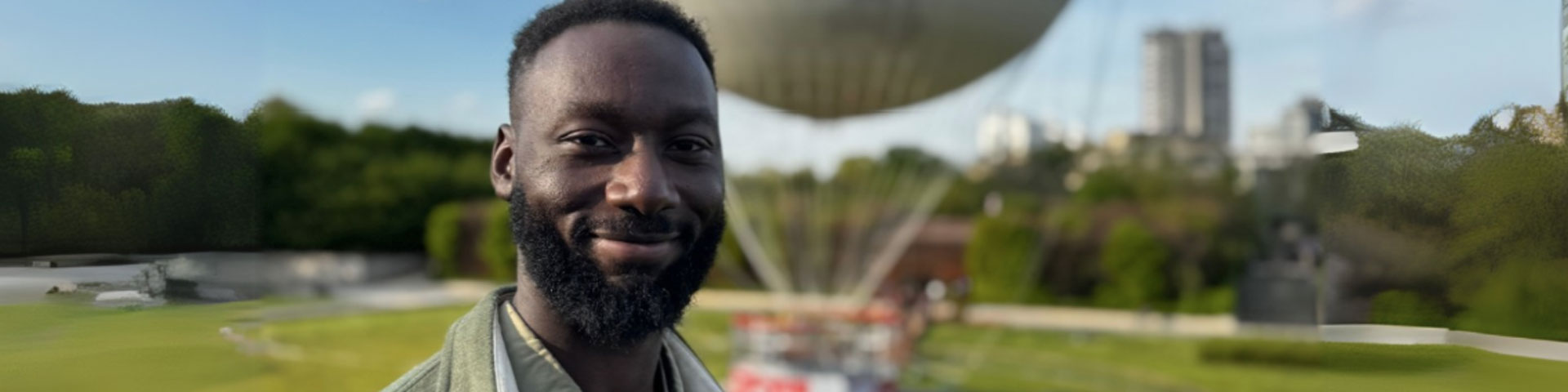 Mamad devant le Ballon Generali à l'occasion du podcast Créateurs d'Impact