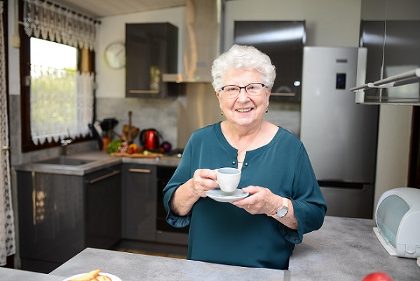 Femme qui boit un café