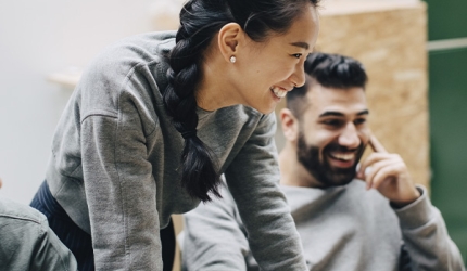 une femme qui sourit