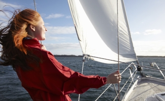 une jeune femme sur un voilier
