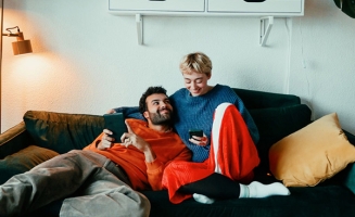 un jeune couple sur leur canapé