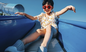 une jeune fille qui fait du tobogan
