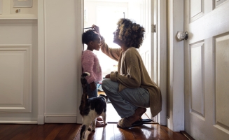 Une mère et sa fille dans une maison avec un chat