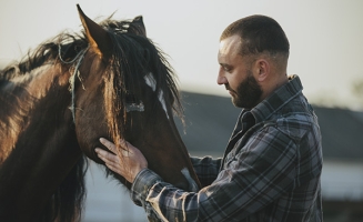 un homme et un cheval assurance cheval
