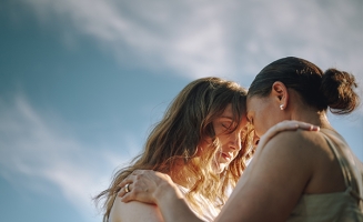 deux soeurs qui se protègent