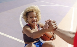 Une femme qui joue au basket
