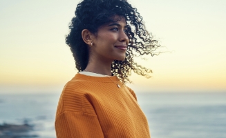 une femme qui regarde l'horizon