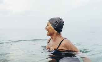 une femme dans la mer qui marche