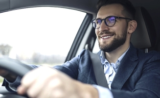 un homme dans sa voiture pro
