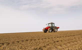 champs agricole avec un tracteur