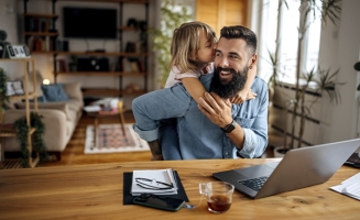 Un homme qui travaille depuis chez lui avec sa fille