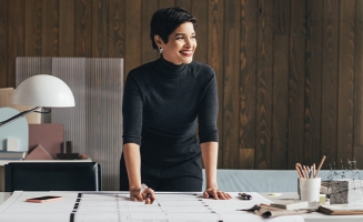 une femme a son bureau