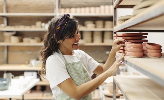 Une femme dans son atelier de poterie