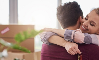 Jeune couple emménage dans 1er achat