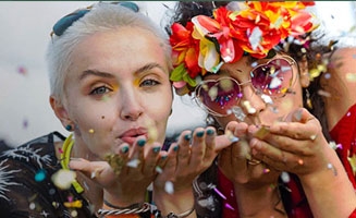 Deux jeunes femmes à un concert de rock