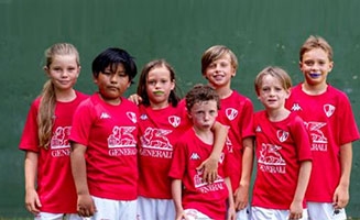 jeunes rugbymen portant un maillot griffé Generali