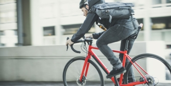 Un homme qui roule vite à vélo