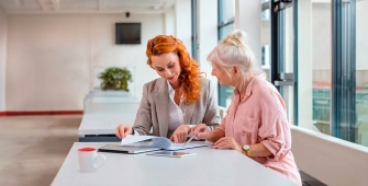 deux femmes qui discutent