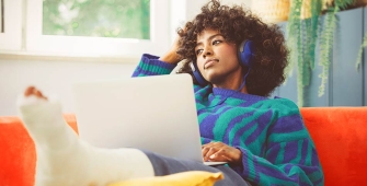femme le pied dans le platre