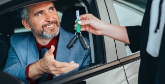 Homme dans une voiture qui récupère les clés du véhicule