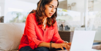 femme auto entrepreneur devant un ordinateur