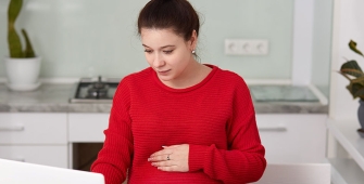 Femme enceinte devant un ordinateur