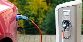 Une voiture branchée sur une borne de recharge électrique