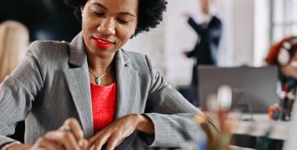 Une femme dans un open space