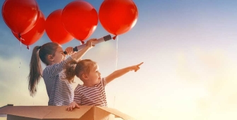 Des enfants pointent le ciel avec une longue-vue