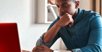 Un homme consultant son ordinateur 