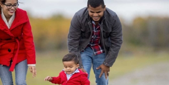 Deux parents et leur enfant qui se promènent