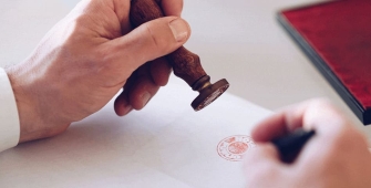 Un notaire qui tamponne un contrat