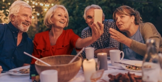 Deux couples d'amis prenant un selfie