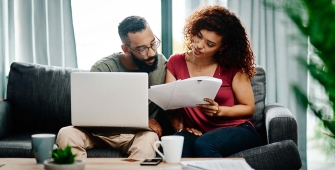 Un couple faisant leurs comptes