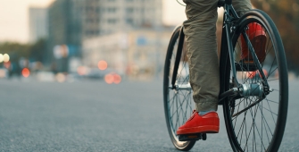 une personne qui pédale sur son vélo