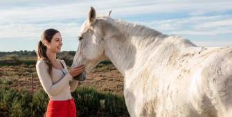 Une dame avec un cheval en extérieur