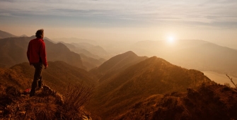 un homme en haut d'une montagne