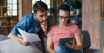 un couple qui se documente