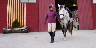 une cavalière dans un centre équestre